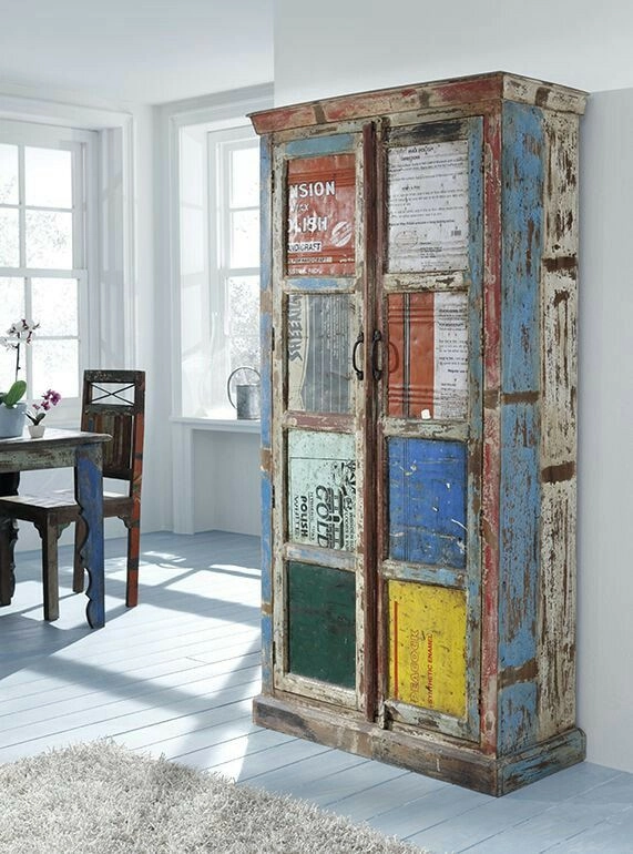 El decoupage y el envejecimiento de la madera aportan un estilo único.